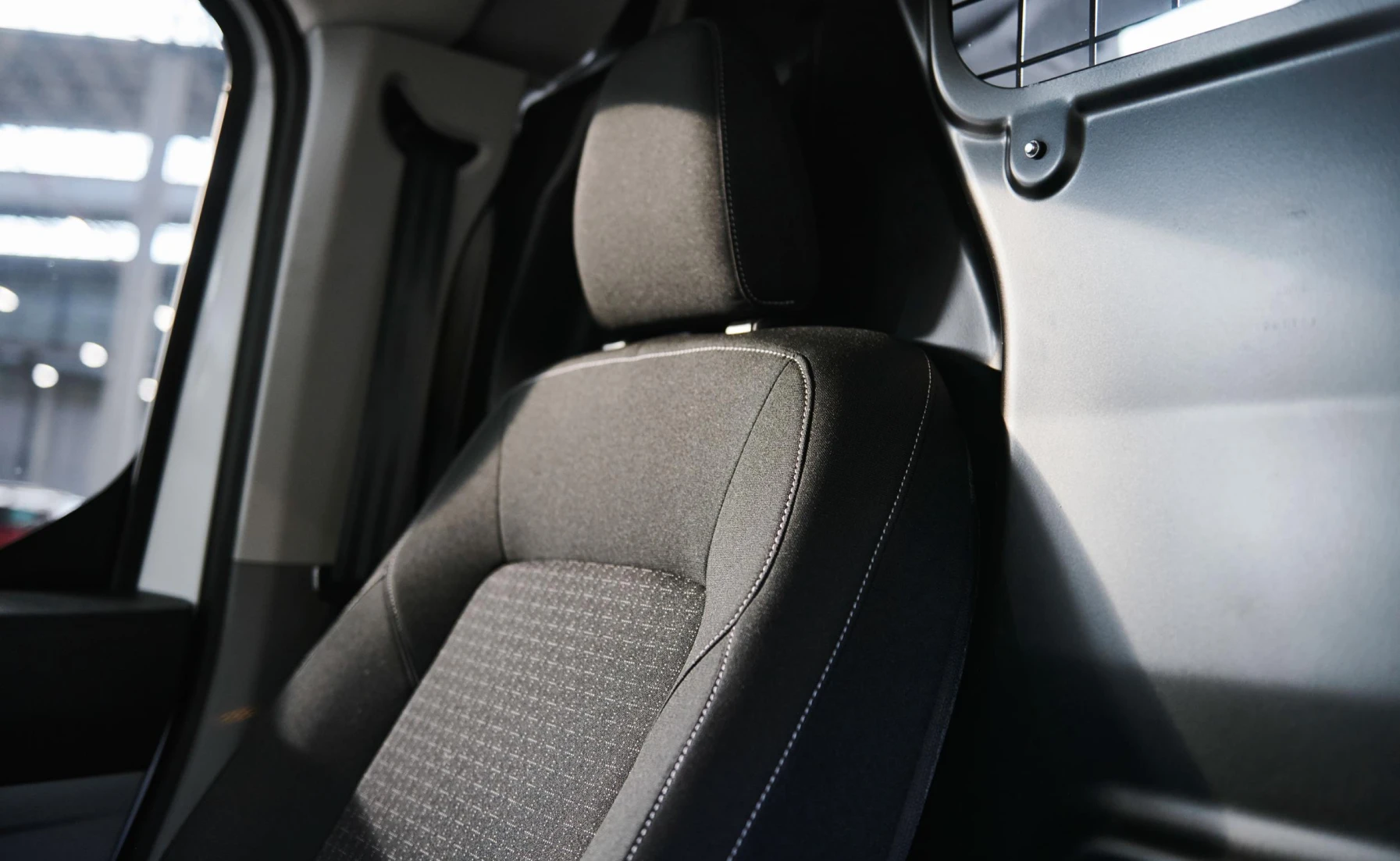 Ford Ford Transit Custom 2.0TDCI LWB Base F/C P/V 6MT Variant Image