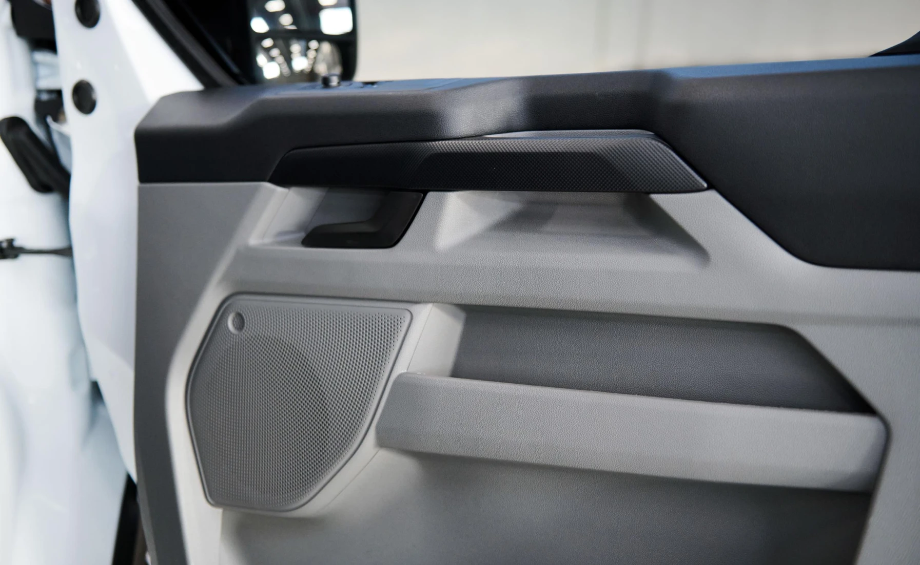 Ford Ford Transit Custom 2.0TDCI LWB Base F/C P/V 6MT Variant Image